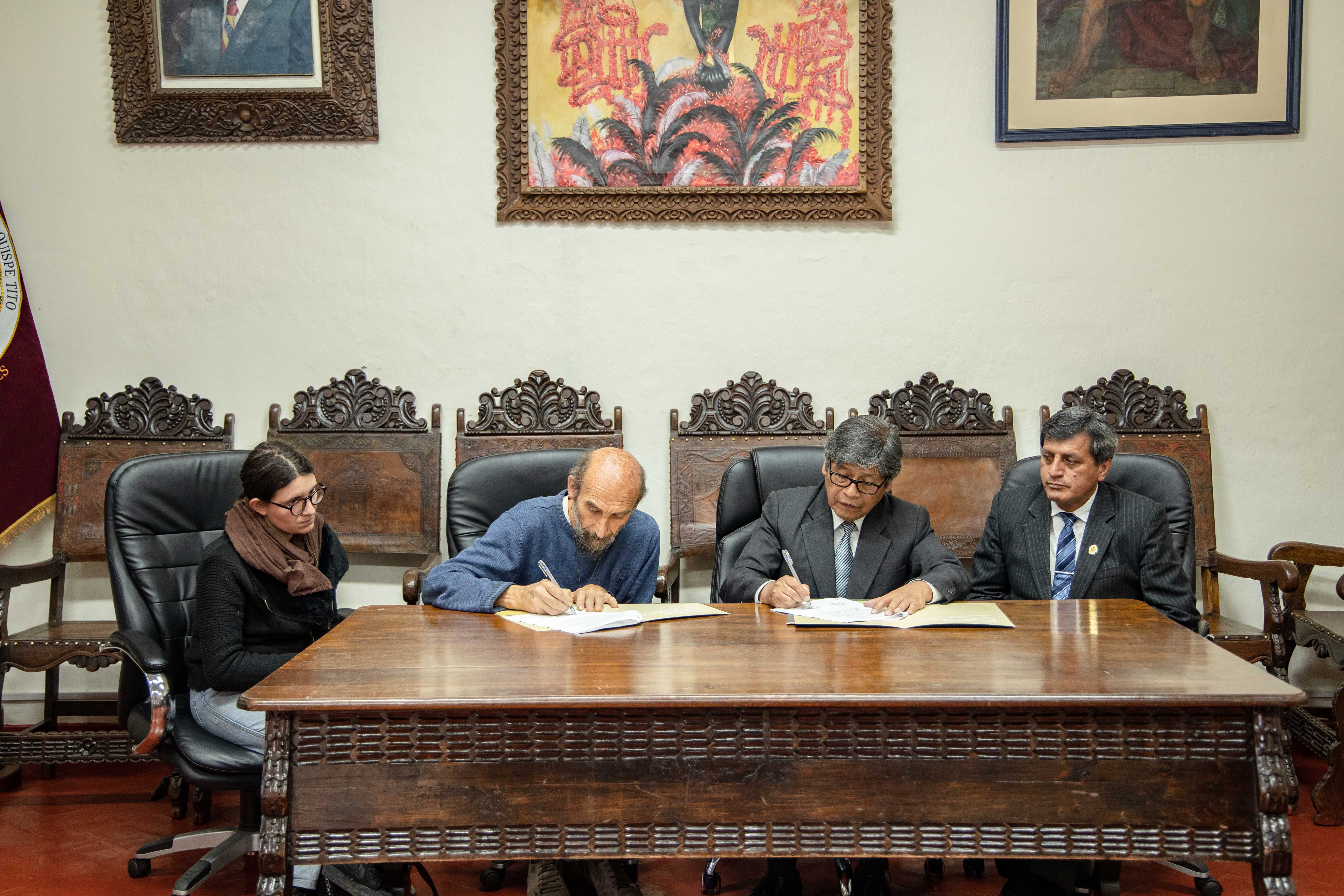 Momento de la firma por los representantes de ambas entidades.