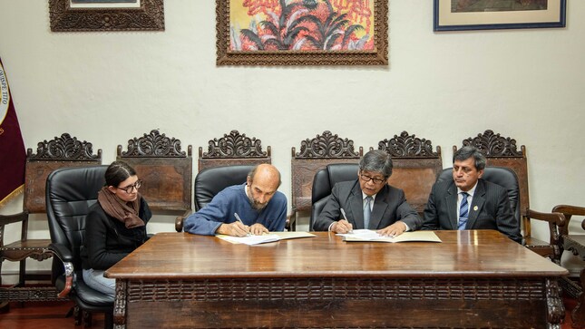 Momento de la firma por los representantes de ambas entidades. 