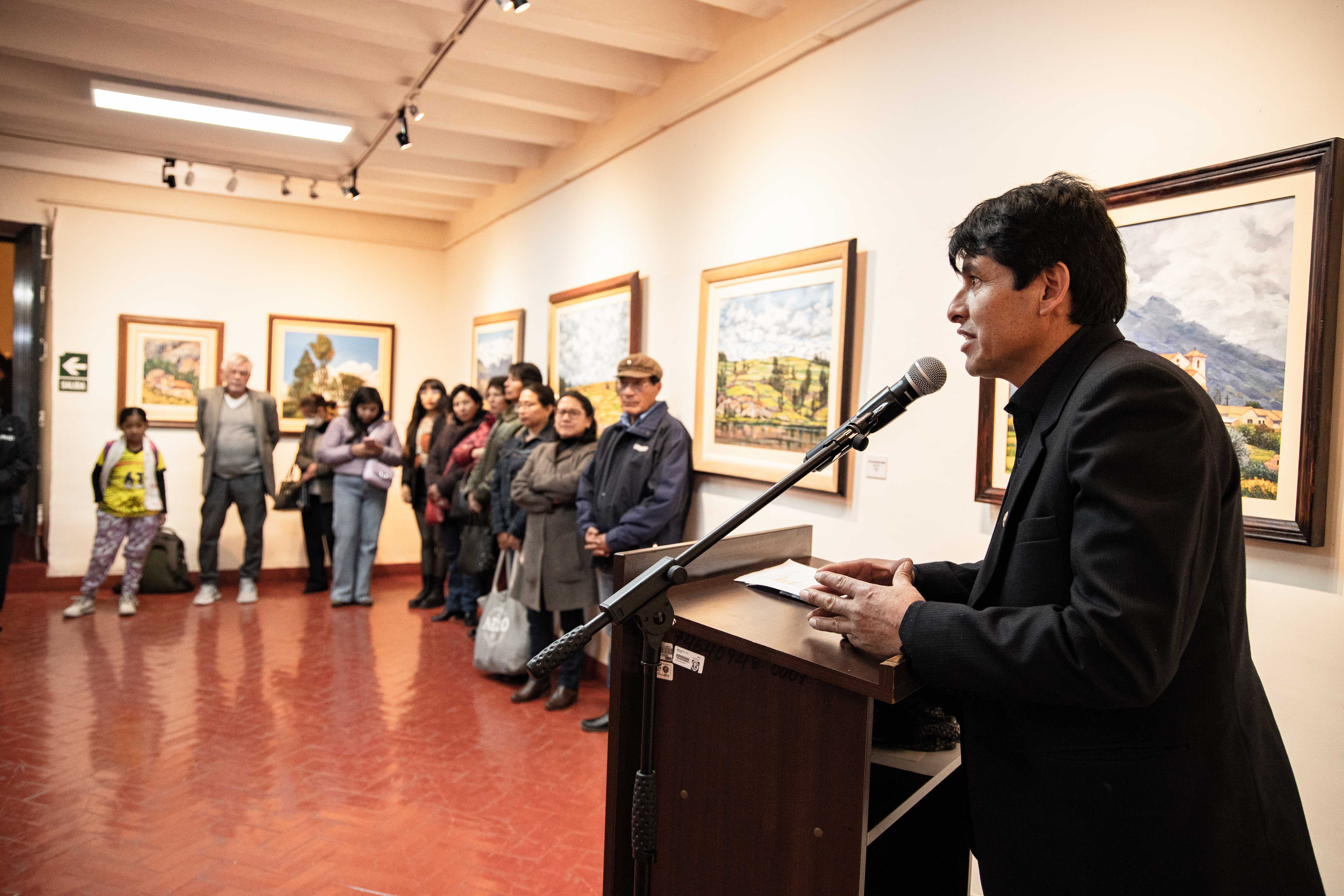 El autor de las obras, Edwin Paucar, dirigiéndose al público asistente