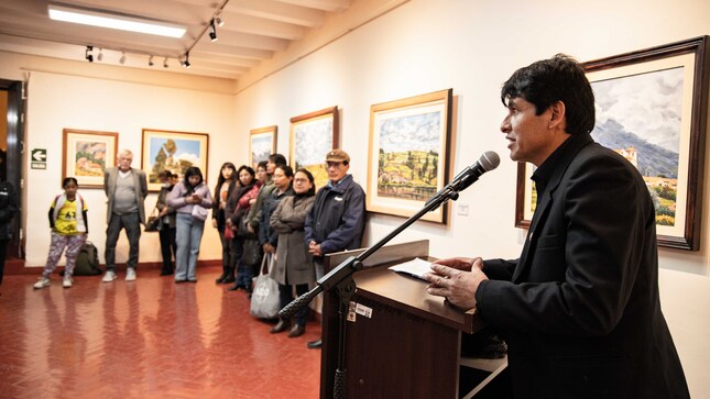 El autor de las obras, Edwin Paucar, dirigiéndose al público asistente