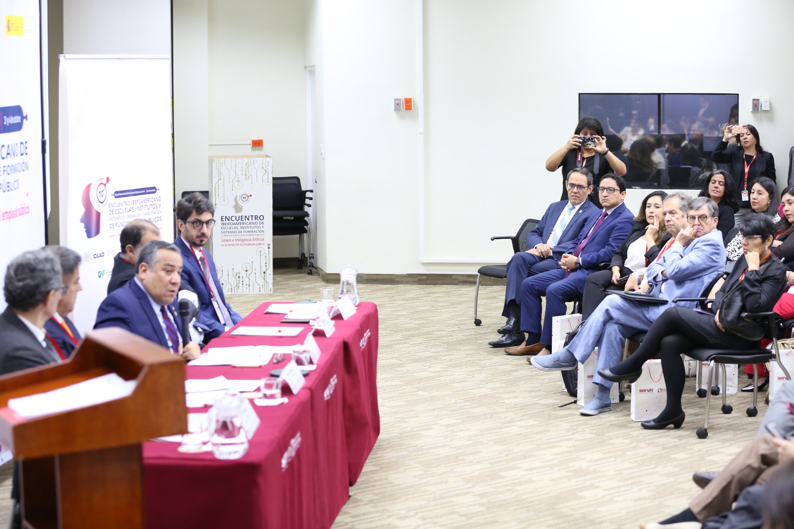 Vicepresidente del TC Helder Domínguez participó en Encuentro Iberoamericano: "Género e inteligencia artificial en la formación del empleado público"