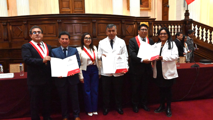 La ceremonia se desarrolló en el hemiciclo Raúl Porras Barrenechea del Parlamento Nacional.