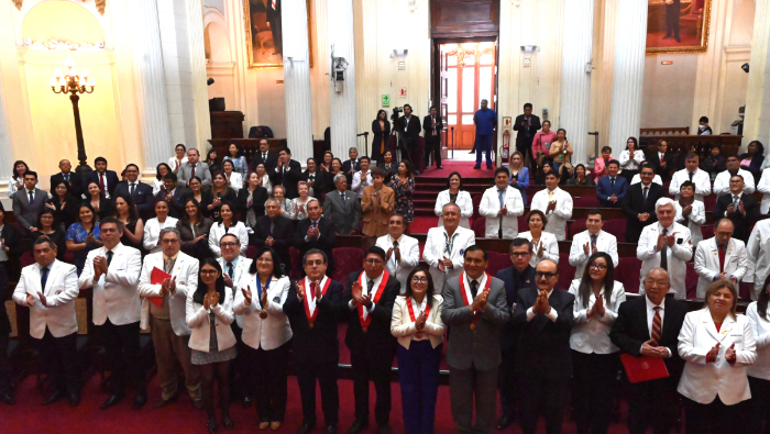 La ceremonia se desarrolló en el hemiciclo Raúl Porras Barrenechea del Parlamento Nacional.