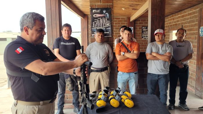 Visitantes reciben instrucción sobre fusil ARAD 7