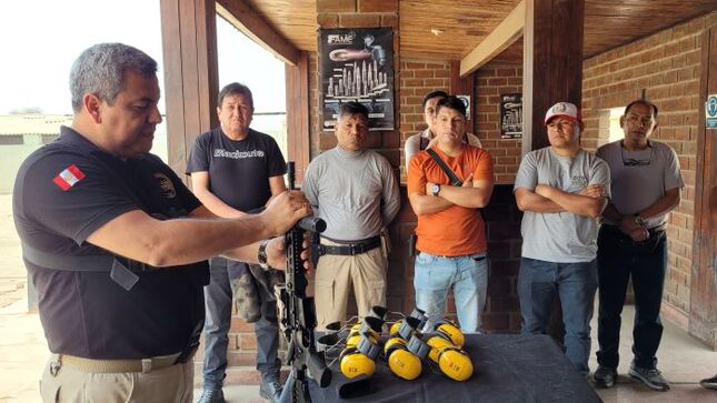 Visitantes reciben instrucción sobre fusil ARAD 7