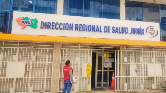 Junín.– La Contraloría General detectó graves deficiencias en los establecimientos de salud supervisados por la Dirección Regional de Salud de Junín, lo que podría comprometer la atención adecuada de los pacientes y la continuidad de los servicios de salud. Entre los problemas identificados se encuentran la falta de asistencia del personal médico y una infraestructura insuficiente.