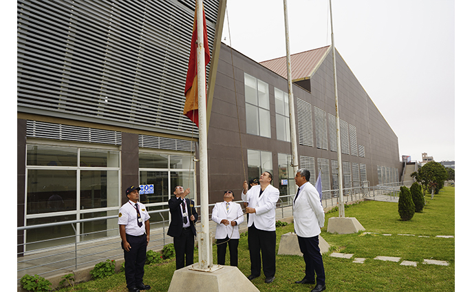 Por el Día de la Medicina Peruana, el Hospital Regional Lambayeque realizó la ceremonia de izamiento del Pabellón Nacional