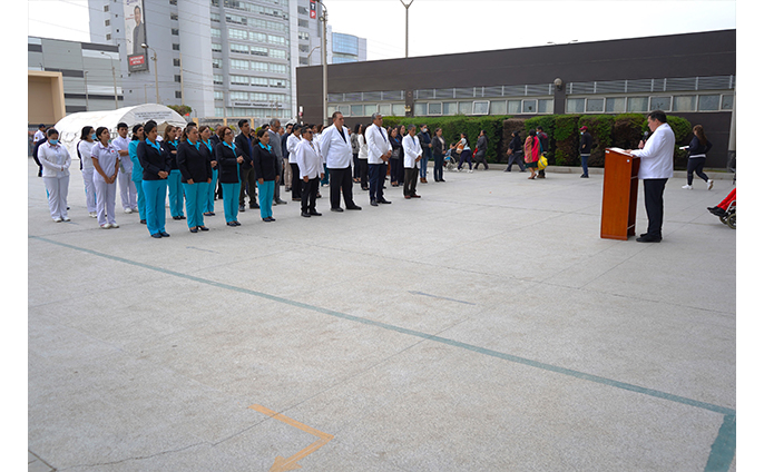 Por el Día de la Medicina Peruana, el Hospital Regional Lambayeque realizó la ceremonia de izamiento del Pabellón Nacional