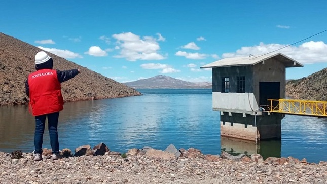 Moquegua.– La Contraloría General alertó al Proyecto Especial Regional Pasto Grande (PERPG) sobre la presencia de metales pesados en el agua embalsada en la presa Pasto Grande. Como operador hidráulico mayor, la entidad debería desarrollar proyectos para proteger la calidad del agua, que es destinada al consumo poblacional y agrícola. La falta de acciones en este aspecto podría derivar en problemas de salud pública.