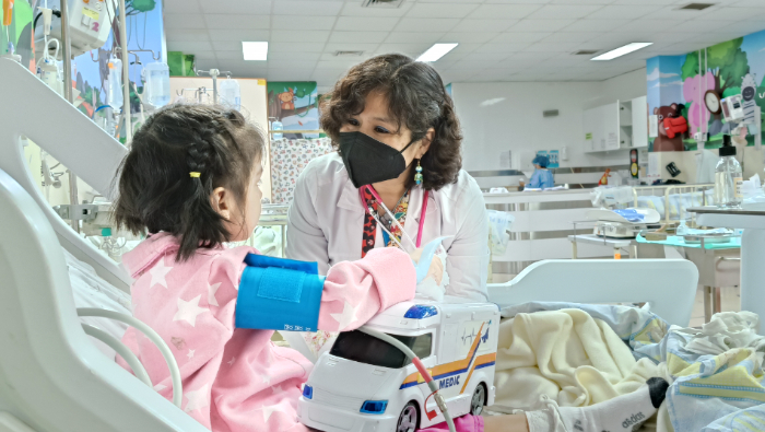 La Dra. Alicia Reyna, jefa del Servicio de Emergencia del INSN, siempre muy cariñosa con sus pacientes. 