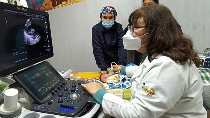 La Dra. Silvia Alegre, jefa del Servicio de Cardiología, en pleno examen de ecocardiograma a un bebé de días de nacido.