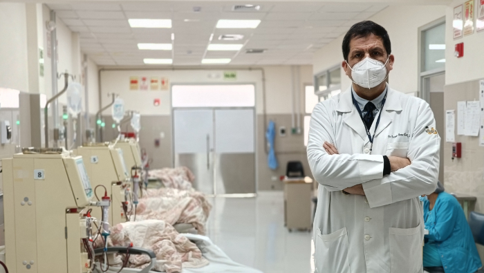 Dr. Mario Encinas, jefe del Servicio de Nefrología, quien sigue muy de cerca el caso de cada paciente cuando recibe de hemodiálisis. 
