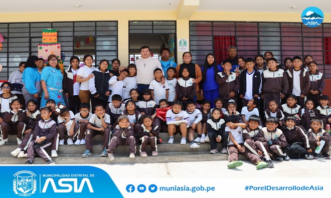 El alcalde Isaias Alcántara Malásquez acompañado de la regidora Alejandra Sánchez, participaron en una de las actividades programadas por los 79º Aniversario de la Institución Educativa Pública Nº20203 Santa Rosa de Asia. Además hicieron entrega de kits escolares para los ganadores del concurso de dibujo y pintura.
Finalmente la autoridad edil ratificó su compromiso de trabajar en favor de la niñez asiana. “𝑬𝒏 𝒎𝒊 𝒄𝒐𝒏𝒅𝒊𝒄𝒊𝒐́𝒏 𝒅𝒆 𝒂𝒍𝒄𝒂𝒍𝒅𝒆, 𝒒𝒖𝒊𝒆𝒓𝒐 𝒓𝒆𝒂𝒇𝒊𝒓𝒎𝒂𝒓 𝒎𝒊 𝒄𝒐𝒎𝒑𝒓𝒐𝒎𝒊𝒔𝒐 𝒑𝒂𝒓𝒂 𝒍𝒂 𝒇𝒐𝒓𝒎𝒂𝒄𝒊𝒐́𝒏 𝒅𝒆 𝒆𝒔𝒕𝒐𝒔 𝒏𝒊𝒏̃𝒐𝒔; 𝒆𝒏 𝒆𝒔𝒆 𝒔𝒆𝒏𝒕𝒊𝒅𝒐, 𝒆𝒔𝒕𝒂𝒓𝒆𝒎𝒐𝒔 𝒂𝒑𝒐𝒚𝒂𝒏𝒅𝒐 𝒂 𝒆𝒔𝒕𝒐𝒔 𝒕𝒊𝒑𝒐𝒔 𝒅𝒆 𝒂𝒄𝒕𝒊𝒗𝒊𝒅𝒂𝒅𝒆𝒔, 𝒒𝒖𝒆 𝒕𝒊𝒆𝒏𝒆𝒏 𝒄𝒐𝒎𝒐 𝒐𝒃𝒋𝒆𝒕𝒊𝒗𝒐 𝒑𝒓𝒊𝒎𝒐𝒓𝒅𝒊𝒂𝒍 𝒇𝒐𝒓𝒎𝒂𝒓 𝒑𝒆𝒓𝒔𝒐𝒏𝒂𝒔 𝒅𝒆 𝒃𝒊𝒆𝒏; 𝒂𝒅𝒆𝒎𝒂́𝒔 𝒒𝒖𝒆 𝒖𝒔𝒕𝒆𝒅𝒆𝒔 𝒔𝒐𝒏 𝒆𝒍 𝒇𝒖𝒕𝒖𝒓𝒐 𝒅𝒆 𝒏𝒖𝒆𝒔𝒕𝒓𝒐 𝒅𝒊𝒔𝒕𝒓𝒊𝒕𝒐” expresó el alcalde Isaias Alcántara.
#MunicipalidadDistritalDeAsia
#PorelDesarrollodeAsia
#IsaiasAlcantaraAlcaldedeAsia
