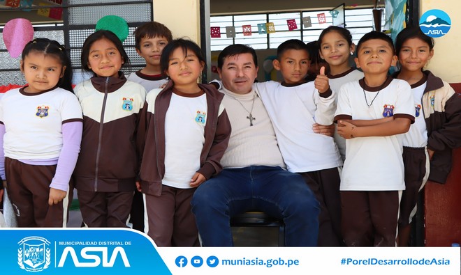 El alcalde Isaias Alcántara Malásquez acompañado de la regidora Alejandra Sánchez, participaron en una de las actividades programadas por los 79º Aniversario de la Institución Educativa Pública Nº20203 Santa Rosa de Asia. Además hicieron entrega de kits escolares para los ganadores del concurso de dibujo y pintura.
Finalmente la autoridad edil ratificó su compromiso de trabajar en favor de la niñez asiana. “𝑬𝒏 𝒎𝒊 𝒄𝒐𝒏𝒅𝒊𝒄𝒊𝒐́𝒏 𝒅𝒆 𝒂𝒍𝒄𝒂𝒍𝒅𝒆, 𝒒𝒖𝒊𝒆𝒓𝒐 𝒓𝒆𝒂𝒇𝒊𝒓𝒎𝒂𝒓 𝒎𝒊 𝒄𝒐𝒎𝒑𝒓𝒐𝒎𝒊𝒔𝒐 𝒑𝒂𝒓𝒂 𝒍𝒂 𝒇𝒐𝒓𝒎𝒂𝒄𝒊𝒐́𝒏 𝒅𝒆 𝒆𝒔𝒕𝒐𝒔 𝒏𝒊𝒏̃𝒐𝒔; 𝒆𝒏 𝒆𝒔𝒆 𝒔𝒆𝒏𝒕𝒊𝒅𝒐, 𝒆𝒔𝒕𝒂𝒓𝒆𝒎𝒐𝒔 𝒂𝒑𝒐𝒚𝒂𝒏𝒅𝒐 𝒂 𝒆𝒔𝒕𝒐𝒔 𝒕𝒊𝒑𝒐𝒔 𝒅𝒆 𝒂𝒄𝒕𝒊𝒗𝒊𝒅𝒂𝒅𝒆𝒔, 𝒒𝒖𝒆 𝒕𝒊𝒆𝒏𝒆𝒏 𝒄𝒐𝒎𝒐 𝒐𝒃𝒋𝒆𝒕𝒊𝒗𝒐 𝒑𝒓𝒊𝒎𝒐𝒓𝒅𝒊𝒂𝒍 𝒇𝒐𝒓𝒎𝒂𝒓 𝒑𝒆𝒓𝒔𝒐𝒏𝒂𝒔 𝒅𝒆 𝒃𝒊𝒆𝒏; 𝒂𝒅𝒆𝒎𝒂́𝒔 𝒒𝒖𝒆 𝒖𝒔𝒕𝒆𝒅𝒆𝒔 𝒔𝒐𝒏 𝒆𝒍 𝒇𝒖𝒕𝒖𝒓𝒐 𝒅𝒆 𝒏𝒖𝒆𝒔𝒕𝒓𝒐 𝒅𝒊𝒔𝒕𝒓𝒊𝒕𝒐” expresó el alcalde Isaias Alcántara.
#MunicipalidadDistritalDeAsia
#PorelDesarrollodeAsia
#IsaiasAlcantaraAlcaldedeAsia