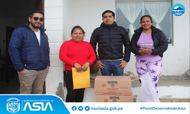 Con la finalidad de reforzar la alimentación de nuestros niños, madres gestantes y adultos mayores, la Municipalidad Distrital de Asia que lidera el alcalde Isaias Alcántara Malasquez, a través Subgerencia de Programas Sociales y Salud, realizó la repartición de las raciones del Programa Vaso de Leche (PVL), correspondiente a los meses de agosto y setiembre, a los 3390 beneficiarios del programa social.
Durante la entrega del PVL a los 18 comités, se contó con la presencia de los regidores, Hitler Quiroz Bocanegra, Alejandra Sánchez Prada y Cristhian Hernández Centeno.