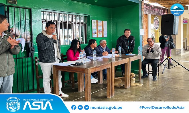 on el fin de viabilizar proyectos para el desarrollo y progreso de nuestro distrito, el alcalde de la Municipalidad Distrital de Asia, Isaias Alcántara Malásquez, participó este fin de semana en la reunión que sostuvo la Comunidad Campesina de Asia (CCA) representado por el presidente Alfredo García Penas, para solicitar a la asamblea un terreno para construir la Casa del Adulto Mayor, en el cual fue aprobado por los comuneros.
Además nuestra máxima autoridad edil solicitó 2 hectáreas de terreno para construir el Vivero Municipal y 2 hectáreas de terreno para la Planta de Compostaje; ambos pedidos también fueron aprobados por los presentes.
“Agradezco a todos los comuneros y al presidente de la comunidad, Alfredo García Penas, junto a su directiva por apoyarnos en la donación de estos terrenos, que ayudará al progreso y desarrollo de nuestro distrito”, expresó el alcalde Isaias Alcántara.
De esta manera, la actual gestión municipal viene trabajando y gestionado ante las diversas autoridades proyectos en beneficio de nuestra población asiana.