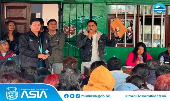 on el fin de viabilizar proyectos para el desarrollo y progreso de nuestro distrito, el alcalde de la Municipalidad Distrital de Asia, Isaias Alcántara Malásquez, participó este fin de semana en la reunión que sostuvo la Comunidad Campesina de Asia (CCA) representado por el presidente Alfredo García Penas, para solicitar a la asamblea un terreno para construir la Casa del Adulto Mayor, en el cual fue aprobado por los comuneros.
Además nuestra máxima autoridad edil solicitó 2 hectáreas de terreno para construir el Vivero Municipal y 2 hectáreas de terreno para la Planta de Compostaje; ambos pedidos también fueron aprobados por los presentes.
“Agradezco a todos los comuneros y al presidente de la comunidad, Alfredo García Penas, junto a su directiva por apoyarnos en la donación de estos terrenos, que ayudará al progreso y desarrollo de nuestro distrito”, expresó el alcalde Isaias Alcántara.
De esta manera, la actual gestión municipal viene trabajando y gestionado ante las diversas autoridades proyectos en beneficio de nuestra población asiana.