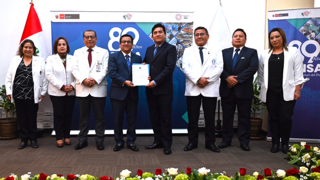 El director general, Dr. Carlos Urbano Durand, recibió esta distinción de manos del ministro de Salud, César Vásquez, en representación del instituto, líder en pediatría.