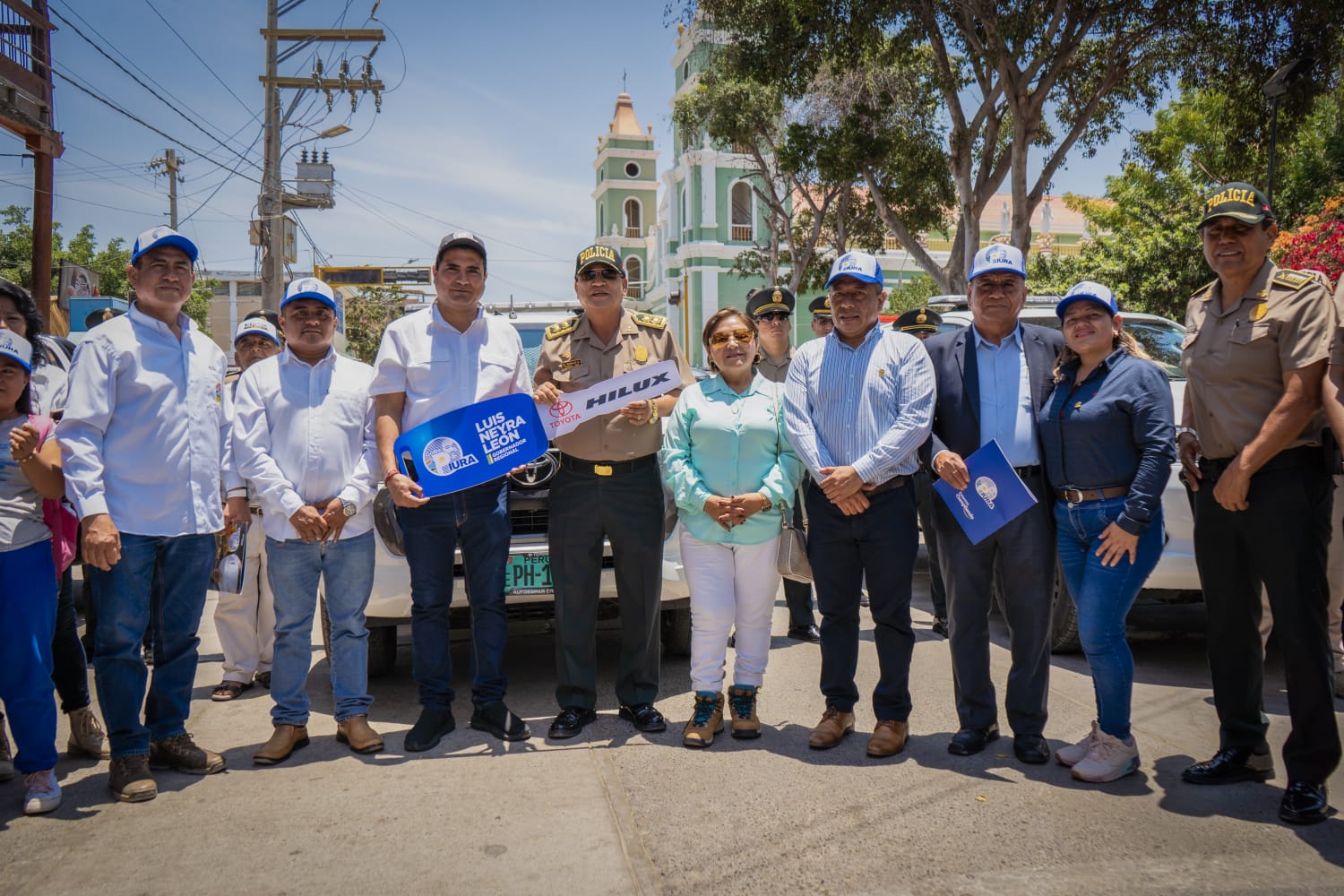 Gobernador Luis Neyra entrega camionetas para Catacaos y Bajo Piura, y anuncia que vienen muchas más
