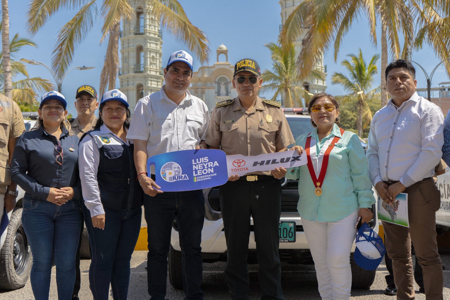 Siete camionetas entrega el gobernador Luis Neyra para mejorar la seguridad en Sechura y sus distritos