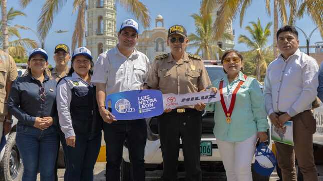 Siete camionetas entrega el gobernador Luis Neyra para mejorar la seguridad en Sechura y sus distritos
