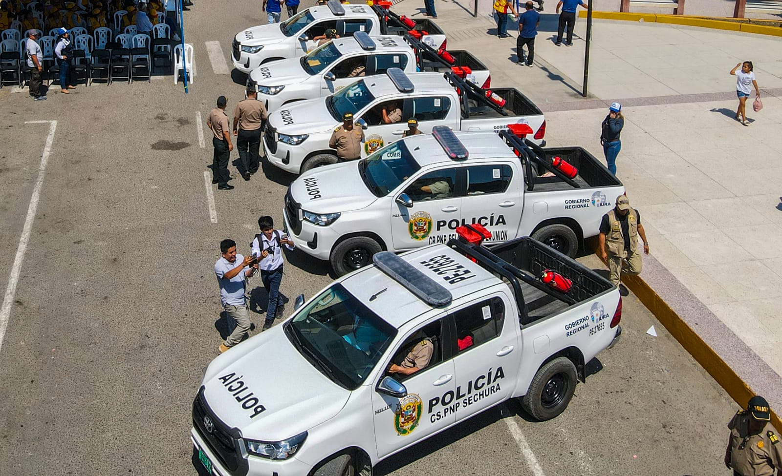 Siete camionetas entrega el gobernador Luis Neyra para mejorar la seguridad en Sechura y sus distritos