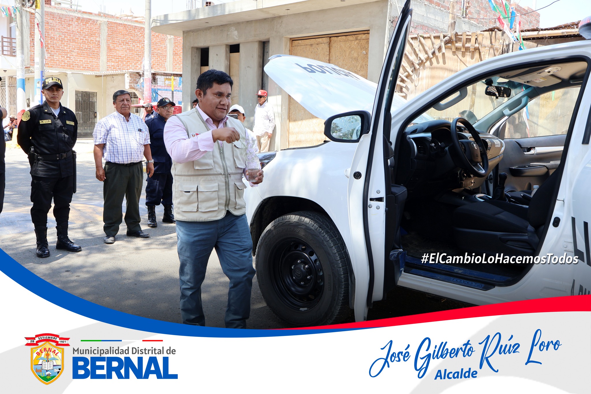 Bendición de nueva camioneta fortalece la seguridad en Bernal.
