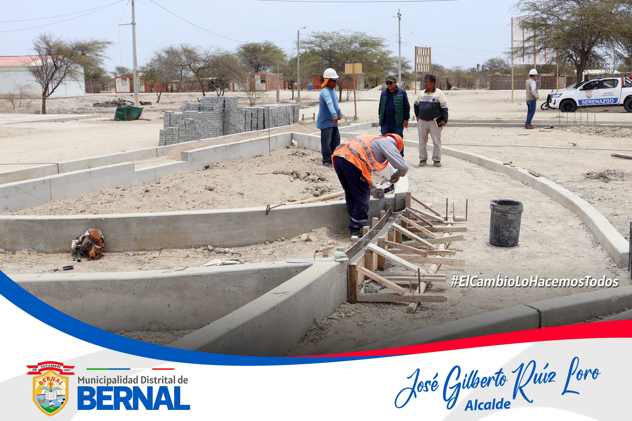 Alcalde y regidores del distrito de Bernal inspeccionan el avance de la obra del parque principal del Caserรญo Cordillera