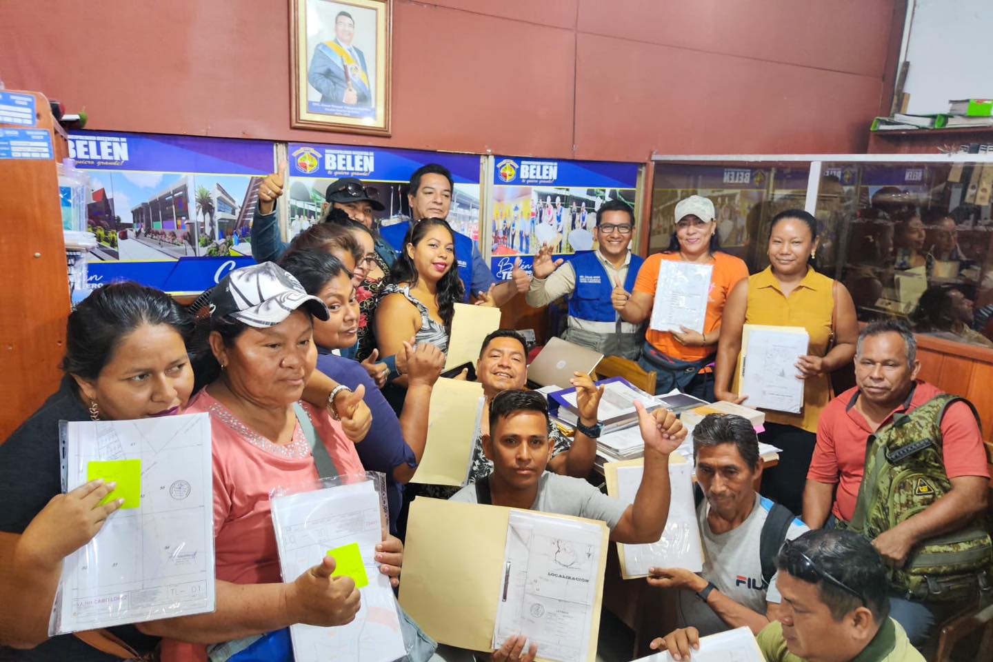 Muni belΓ©n impulsa el desarrollo en Cabo Lopez con entrega de planos para luz y agua