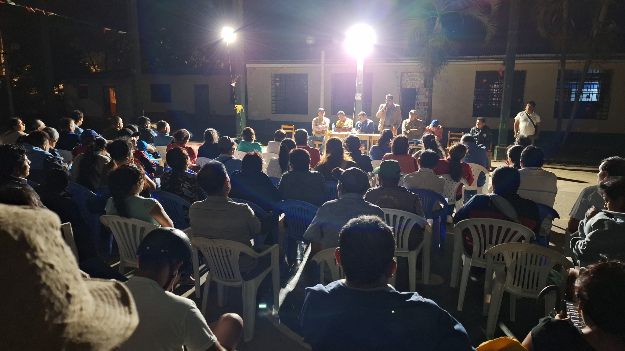 Alcalde informa avances en reunión con vecinos de Macamango