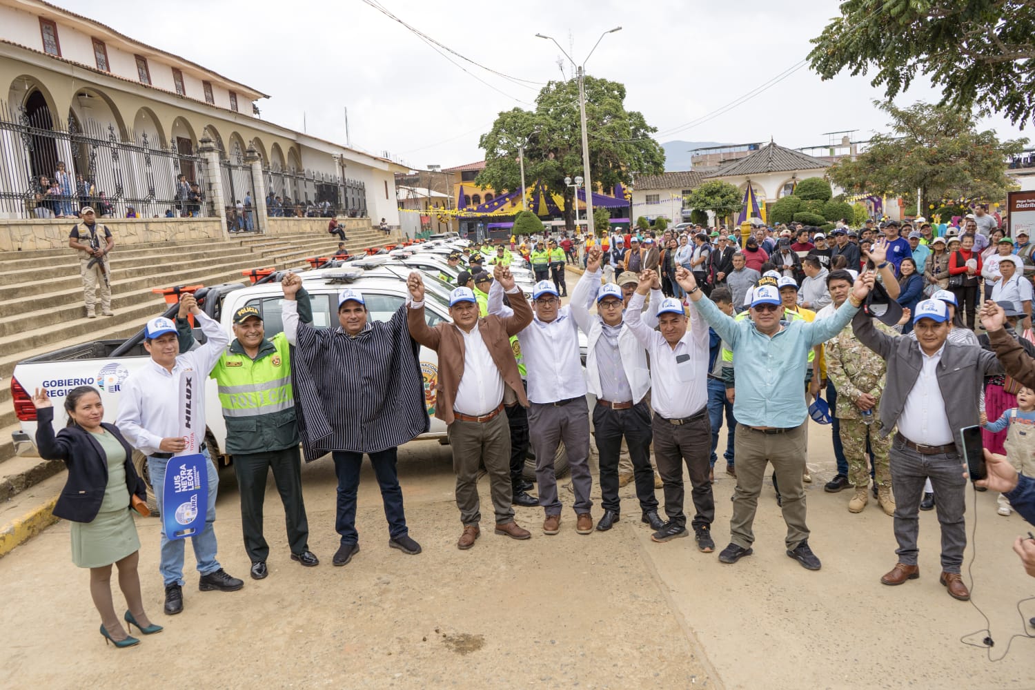 Gobernador entrega 9 camionetas para reforzar seguridad ciudadana en Ayabaca y sus distritos