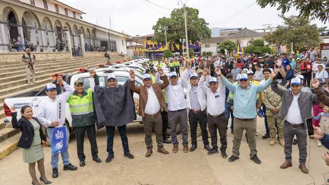 Gobernador entrega 9 camionetas para reforzar seguridad ciudadana en Ayabaca y sus distritos 