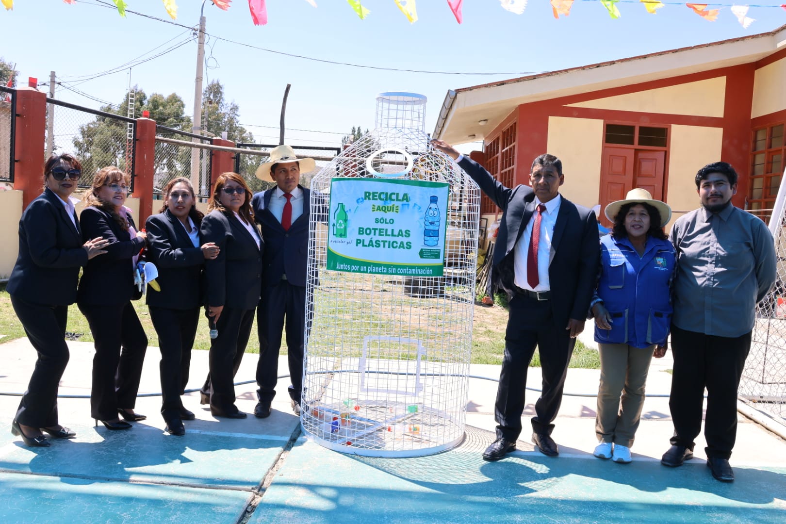 Entrega de botella recicladora I.E. Virgen del Carmen de Talamolle