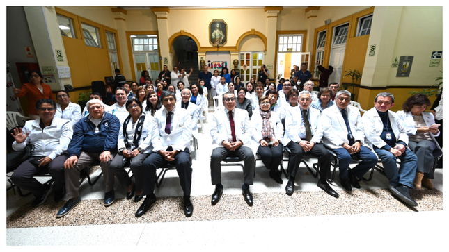 En la ceremonia participaron nuestra máxima autoridad y los directores de línea, la directiva del Cuerpo Médico y una decena de especialistas.