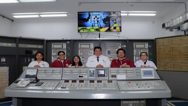 En la Sala de Control del Reactor Nuclear RP-10