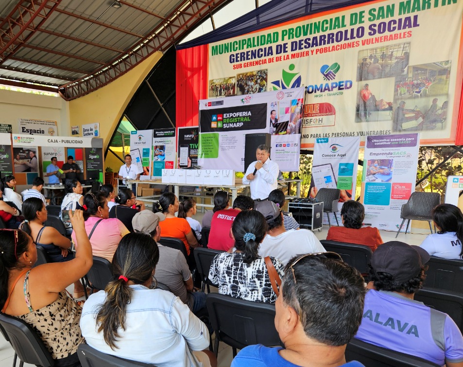 Foto de Servidores de Sunarp exponen sobre servicios registrales en la Expoferia Sunarp