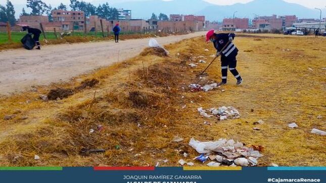 ✅La Gerencia de Desarrollo Ambiental, en colaboración con los trabajadores de limpieza pública, llevó a cabo una exitosa jornada de limpieza y recojo de residuos en la Urbanización 2010 y la Avenida Agua Marina, en Villa Huacariz. Esta iniciativa tuvo como resultado la recolección de 42 bolsas de desechos, contribuyendo significativamente a mejorar la higiene y el bienestar de la comunidad.
✅La actividad no solo destacó la importancia del trabajo en equipo para mantener un entorno limpio, sino que también hizo un llamado a la ciudadanía a ser parte de la solución, promoviendo prácticas de reciclaje y manejo responsable de residuos. Con acciones como esta, la Municipalidad Provincial de Cajamarca reafirma su compromiso con el desarrollo sostenible y la salud ambiental de sus habitantes.