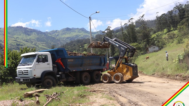 La Municipalidad de La Asunción realiza mantenimiento y limpieza de cunetas en la vía Asunción-Choropampa.