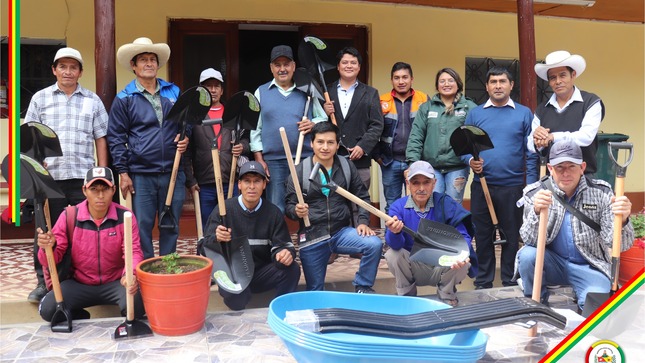La Municipalidad y AGRORURAL entregan 7 kits de herramientas a caseríos afectados por desastres naturales.