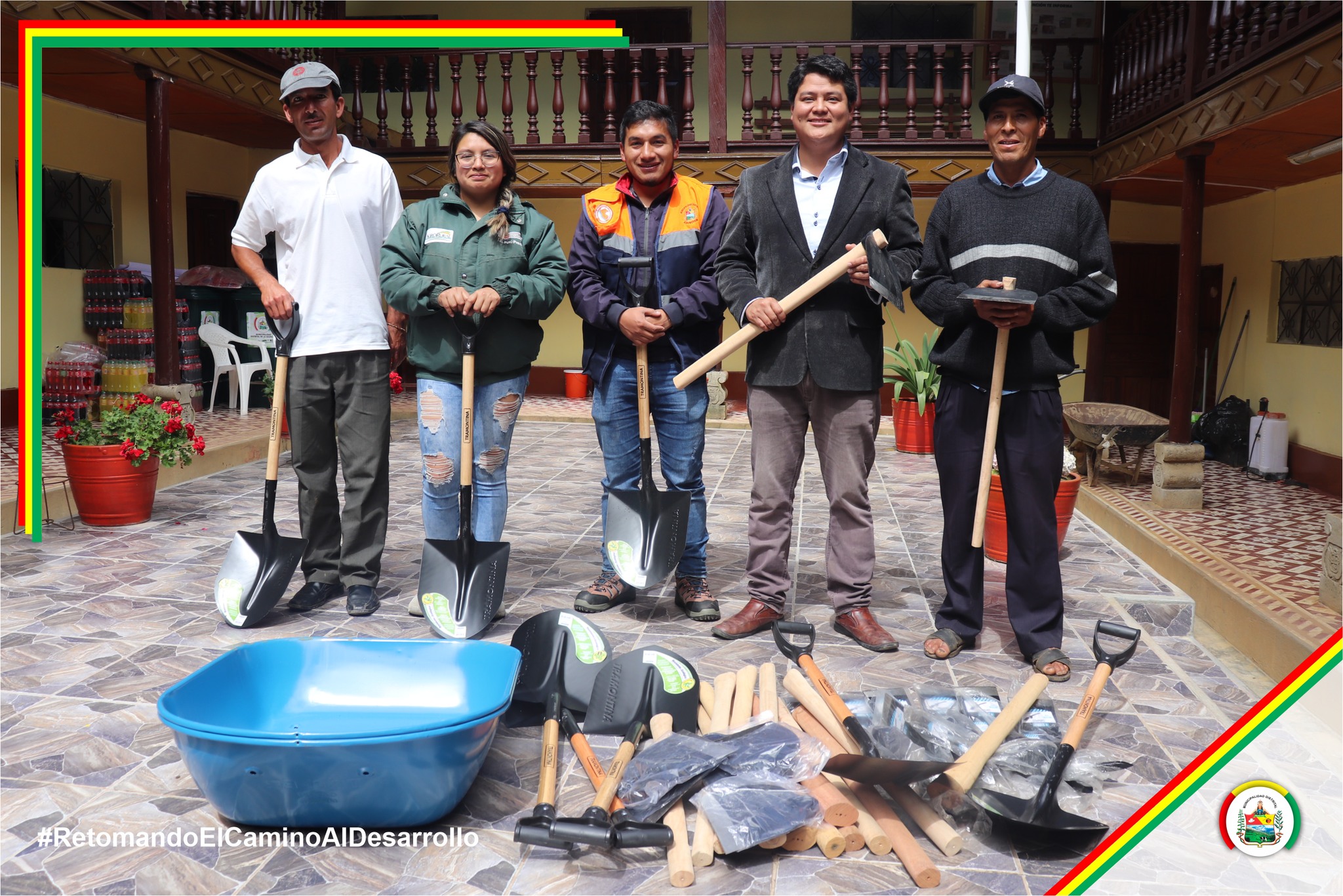 La Municipalidad y AGRORURAL entregan 7 kits de herramientas a caseríos afectados por desastres naturales.