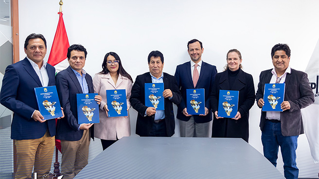 Alcalde recibe plan de desarrollo local concertado 2024 - 2034 de la provincia de Huarmey.