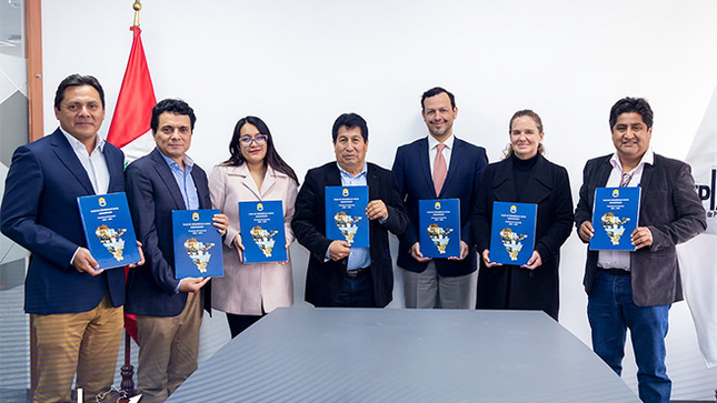 Alcalde recibe plan de desarrollo local concertado 2024 - 2034 de la provincia de Huarmey. 