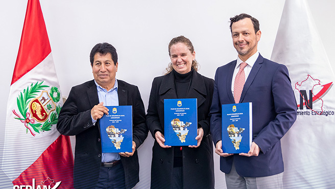 Alcalde recibe plan de desarrollo local concertado 2024 - 2034 de la provincia de Huarmey.