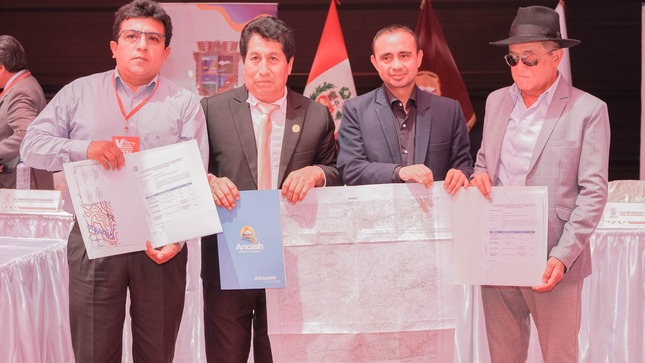 Autoridades firmaron acuerdos para la rede limitación de las provincias de Huarmey, Aija y Huaraz. 