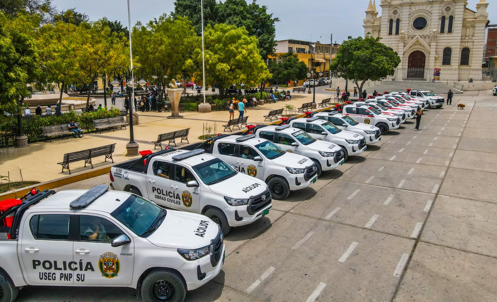 Gobernador Luis Neyra entrega 16 modernas camionetas para reforzar la lucha contra la inseguridad en Sullana