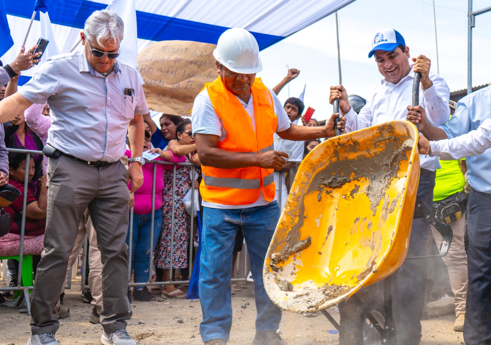 En medio de aplausos y emoción de los vecinos, el gobernador regional, Luis Neyra León, puso en marcha la obra de pistas y veredas de la urbanización popular Los Olivos-Sullana, obra que tiene una inversión superior a los 7 millones de soles y es esperada por los vecinos desde hace más de 22 años.
Al poner la primera piedra, el gobernador Luis Neyra, ofreció desplegar su mejor esfuerzo para solucionar el problema de saneamiento de otros sectores o bloques, para que a futuro también tengan pistas y veredas. “Hoy el bloque 1 es una realidad por el trabajo conjunto del GORE con las autoridades municipales de Sullana; también es importante el trabajo que cumplen la vicegobernadora regional, la consejera regional por Sullana y el gerente de la Subregión”, señaló.
El gerente de la Gerencia Sub Regional Luciano Castillo Colonna, Jorge Irazábal, explicó que la obra denominada “Mejoramiento del servicio de movilidad urbana en la Urb. Popular Los Olivos, bloque 1, sector este”, cuenta con un monto contratado de 7 millones 458 mil soles, con un plazo de ejecución de 150 días, está a cargo del contratista Olivos Este y beneficiará a mil habitantes.
Durante la ceremonia, el mandatario regional también resaltó otros proyectos que desarrolla su gestión como las vías locales del A.H. Villa María, Villa La Paz, Pilar Nores, Jesús María, Jíbito, A.H. Villa Primavera y Ramiro Prialé. “Todo esto por 200 millones de soles, en pavimentaciones, ¿cuándo han visto que algún gobernador regional haya venido aquí a hacer realidad grandes proyectos como estos para Sullana? ¡Nunca!”, expresó.