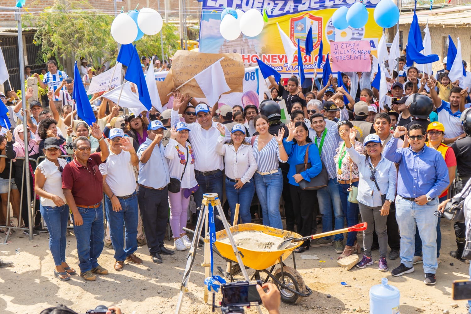 En medio de aplausos y emoción de los vecinos, el gobernador regional, Luis Neyra León, puso en marcha la obra de pistas y veredas de la urbanización popular Los Olivos-Sullana, obra que tiene una inversión superior a los 7 millones de soles y es esperada por los vecinos desde hace más de 22 años.
Al poner la primera piedra, el gobernador Luis Neyra, ofreció desplegar su mejor esfuerzo para solucionar el problema de saneamiento de otros sectores o bloques, para que a futuro también tengan pistas y veredas. “Hoy el bloque 1 es una realidad por el trabajo conjunto del GORE con las autoridades municipales de Sullana; también es importante el trabajo que cumplen la vicegobernadora regional, la consejera regional por Sullana y el gerente de la Subregión”, señaló.
El gerente de la Gerencia Sub Regional Luciano Castillo Colonna, Jorge Irazábal, explicó que la obra denominada “Mejoramiento del servicio de movilidad urbana en la Urb. Popular Los Olivos, bloque 1, sector este”, cuenta con un monto contratado de 7 millones 458 mil soles, con un plazo de ejecución de 150 días, está a cargo del contratista Olivos Este y beneficiará a mil habitantes.
Durante la ceremonia, el mandatario regional también resaltó otros proyectos que desarrolla su gestión como las vías locales del A.H. Villa María, Villa La Paz, Pilar Nores, Jesús María, Jíbito, A.H. Villa Primavera y Ramiro Prialé. “Todo esto por 200 millones de soles, en pavimentaciones, ¿cuándo han visto que algún gobernador regional haya venido aquí a hacer realidad grandes proyectos como estos para Sullana? ¡Nunca!”, expresó.