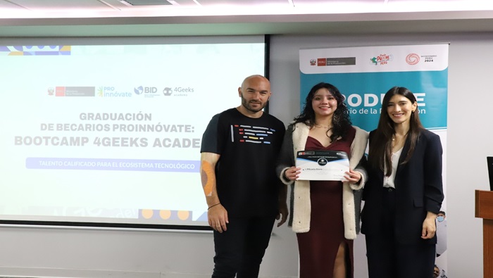 Una de las becarias recibiendo el certificado de participación de haber concluido el programa de aprendizaje 