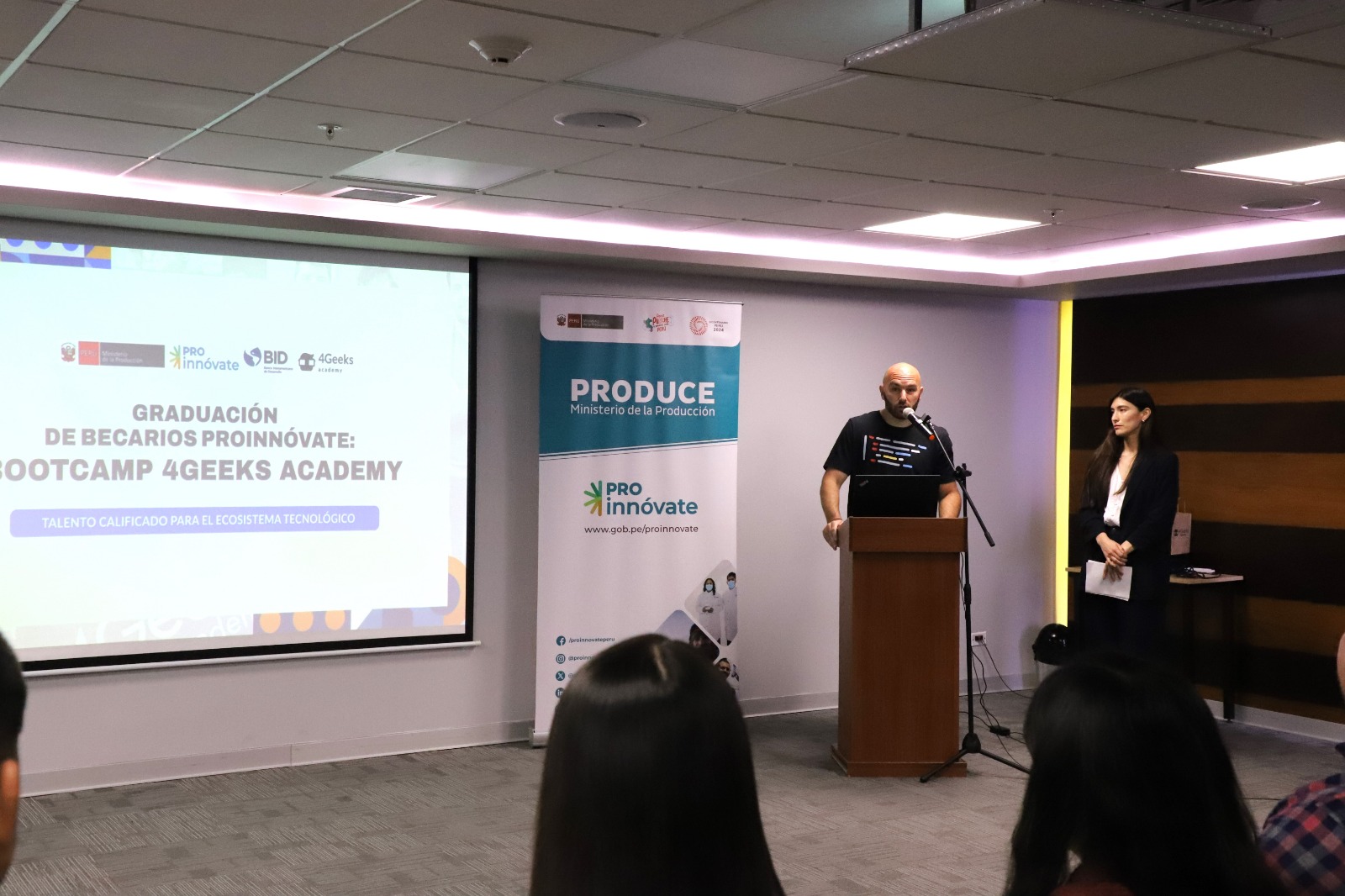 Representante de 4Geeks Academy y ProInnóvate brindando palabras a los becarios 