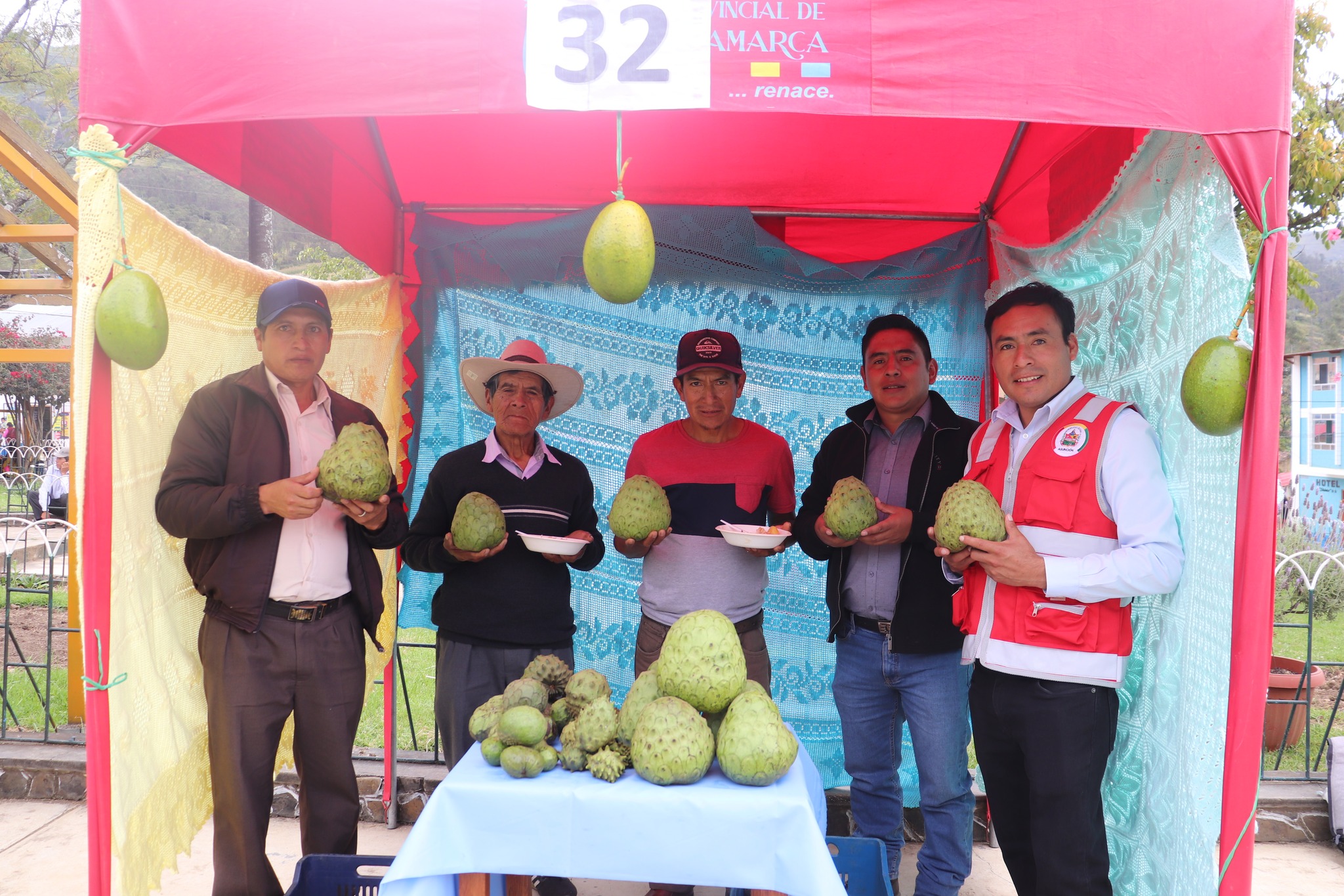 Éxito en el "Festival de la Chirimoya y el Guarapo" con más de 40 productores locales impulsando la economía distrital.